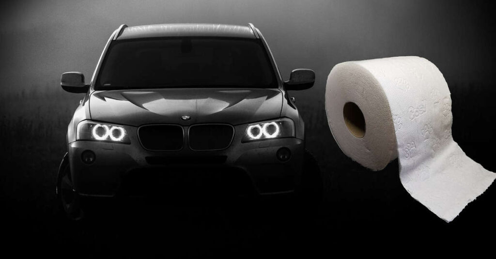 L’auto ha cambiato le gomme con rotoli di carta igienica e il finale è sorprendente [VIDEO]