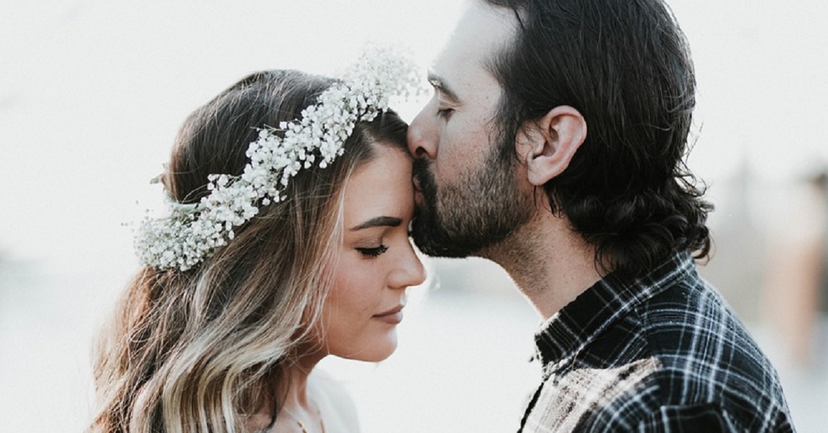 Qual è il significato profondo di un bacio sulla fronte tra partner