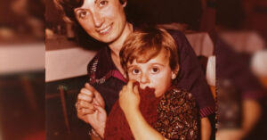 Qui aveva solo 3 anni ed era con la sua mamma, oggi è tra le star di tv e social più amate d’Italia. L’avete riconosciuta?