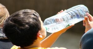 8 semplici consigli che vi aiuteranno a bere più acqua durante il giorno. Basta poco!