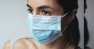 4 consigli per evitare danni alla pelle per l’uso delle mascherine