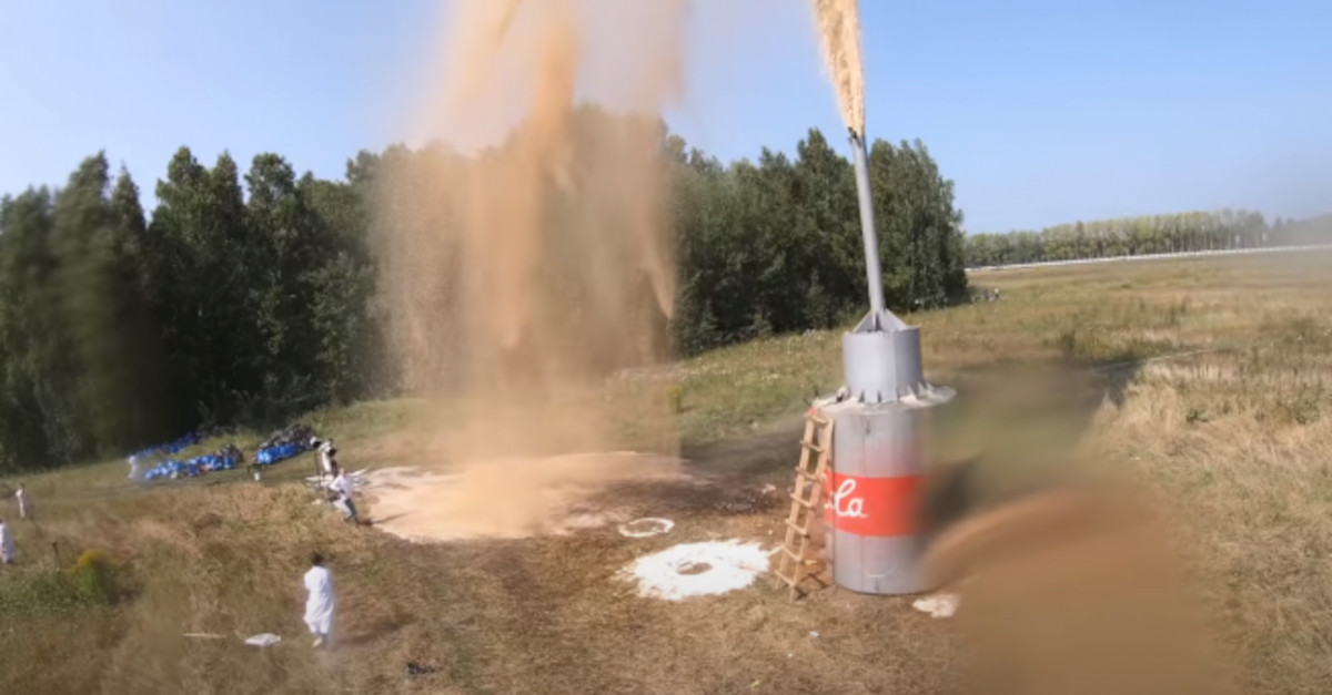 Uno youtuber ricrea l’esperimento di Coca Cola e Mentos con Bicarbonato, ma con 10.000 litri di Coca Cola. Il Video da record Uno youtuber ricrea l’esperimento di Coca Cola e Mentos con Bicarbonato, ma con 10.000 litri di Coca Cola. Il Video da record