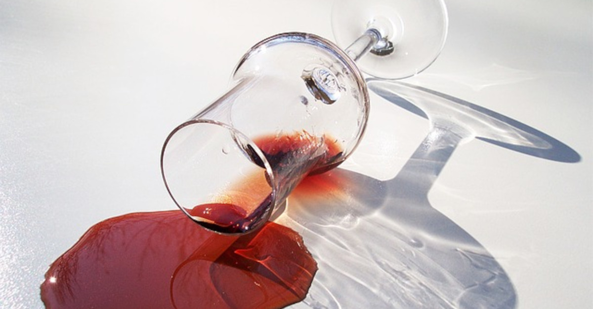 Come eliminare le macchie di vino dai tessuti con prodotti reperibili in casa: è più facile di quel che credi Come eliminare le macchie di vino dai tessuti con prodotti reperibili in casa: è più facile di quel che credi