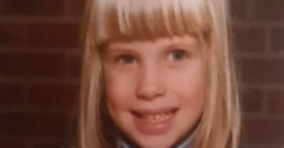 Spunta la foto da bambina del volto noto della tv, bionda e bella, lo sguardo è lo stesso. L’avete riconosciuta? Spunta la foto da bambina del volto noto della tv, bionda e bella, lo sguardo è lo stesso. L’avete riconosciuta?