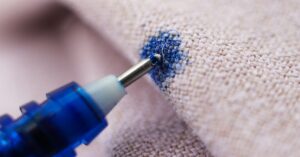 Come eliminare le Macchie di inchiostro dai tessuti: ecco 5 rimedi fai da te che fanno al caso tuo