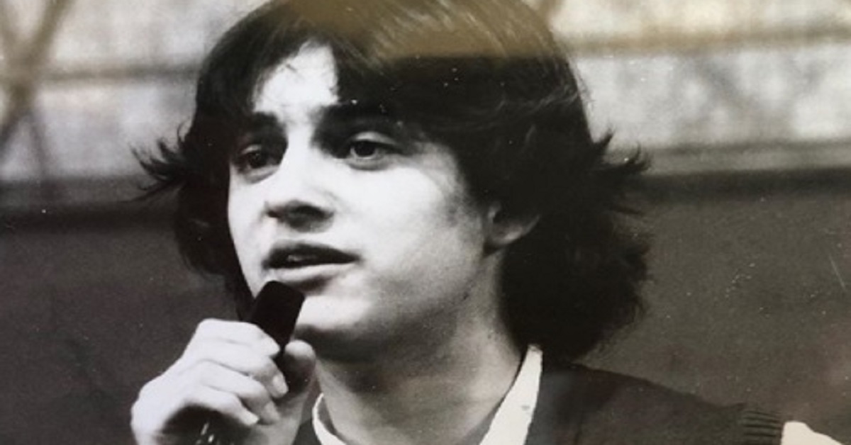Lo avete riconosciuto? Qui l’attore e regista aveva solo 17 anni, oggi ne ha 55 anni Lo avete riconosciuto? Qui l’attore e regista aveva solo 17 anni, oggi ne ha 55 anni