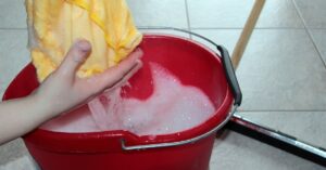 Come fare un detergente naturale per pavimenti? La ricetta semplice ed efficace con solo 3 ingredienti