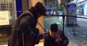 Un senzatetto chiede al musicista di strada se può cantare con lui. La sua voce conquista tutti gli spettatori