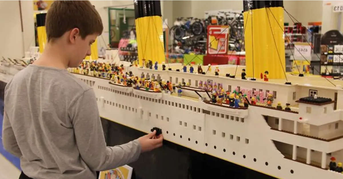 Ragazzino autistico rompe il record costruendo la più grande replia del Titanic con 56,000 Lego Ragazzino autistico rompe il record costruendo la più grande replia del Titanic con 56,000 Lego