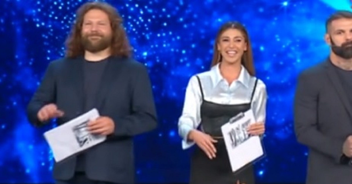 Tu si que vales: Sabrina e Belen incantano il pubblico con i loro look mozzafiato. Ma ecco chi vince la sfida. Tu si que vales: Sabrina e Belen incantano il pubblico con i loro look mozzafiato. Ma ecco chi vince la sfida.