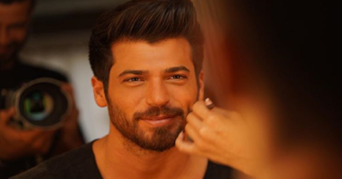 Can Yaman, spuntano le foto sul web che lo mostrano in un’altra versione. La sua bellezza è sotto gli occhi di tutti. Can Yaman, spuntano le foto sul web che lo mostrano in un’altra versione. La sua bellezza è sotto gli occhi di tutti.