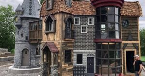 Nonni fanno costruire una casa di Harry Potter per la loro nipote.  La mini casa è proprio uguale