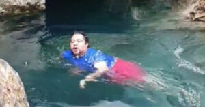 Un uomo viene trascinato dalla corrente della cascata mentre la moglie registra un Tiktok [VIDEO]