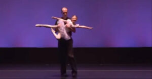 L’emozionante danza di Cenerentola di papà e figlia fa commuovere tutti [VIDEO]