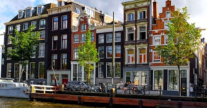 Sapete perché in Olanda è facile sbirciare all’interno delle case?  Il motivo è molto particolare e non tutti lo conoscono.