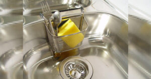 Il rimedio semplice e naturale per pulire facilmente il lavello di acciaio della cucina: cosa fare