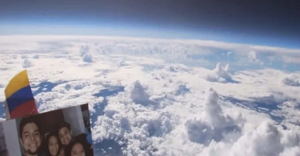 Ha attaccato una telecamera e una foto della sua famiglia ad un pallone ad elio ed ha filmato la Terra dall’alto [VIDEO]