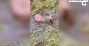 Un ragazzo cade in un lago e cattura istantaneamente un pesce con la mano [VIDEO]
