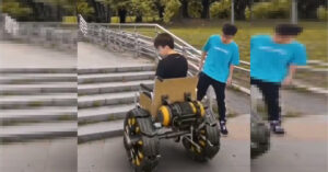 Il ragazzo con una sedia a rotelle sorprendente, ecco cosa accade davanti ad una rampa di scale [VIDEO]