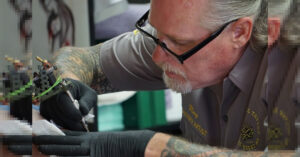 Un giovane si è tatuato due rane sulle ginocchia. Quando le muove il risultato è esilarante [VIDEO]