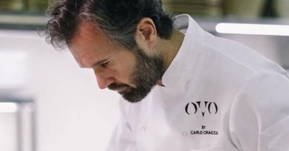 Prendono 3 spremute al ristorante di Carlo Cracco e postano lo scontrino sui social, non sono mancate le critiche per la cifra spesa. Prendono 3 spremute al ristorante di Carlo Cracco e postano lo scontrino sui social, non sono mancate le critiche per la cifra spesa.