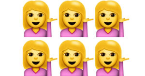 Una giovane risolve l’enigma dell’Emoji di Whatsapp della donna con la mano alzato