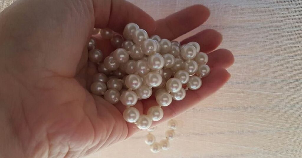Come pulire e conservare la collana di perle che hai in casa: cosa fare e cosa non fare