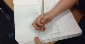 Secondo la scienza scrivere a mano rende i bambini più intelligenti
