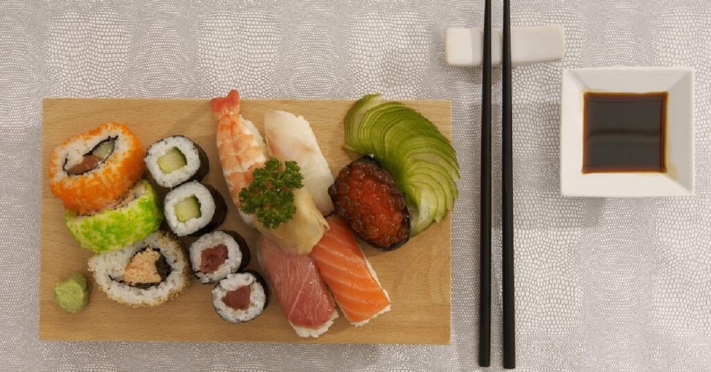 Sushi: lo consumi nel modo giusto?  9 regole  per mangiarlo in modo corretto. Ecco gli errori da non fare