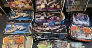 Stavano per buttare via una collezione di vecchi giocattoli di “Star Wars” che sono finiti all’asta per 460.000 euro