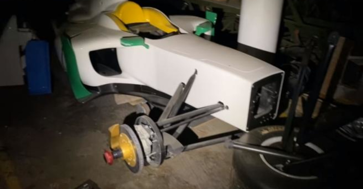 Uno “youtuber” scopre una collezione di auto di lusso del valore di milioni di dollari in uno scantinato abbandonato Uno “youtuber” scopre una collezione di auto di lusso del valore di milioni di dollari in uno scantinato abbandonato