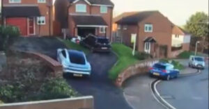 L’epico fallimento del proprietario di una Porsche che tenta di parcheggiare: è finita proprio male! [VIDEO]