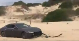 Qualcosa va storto quando cercano di rimuovere un’auto bloccata su una spiaggia [VIDEO]