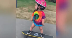 Bimba di 1 anno conquista internet mostrando la sua capacità di andare sullo skateboard [VIDEO]