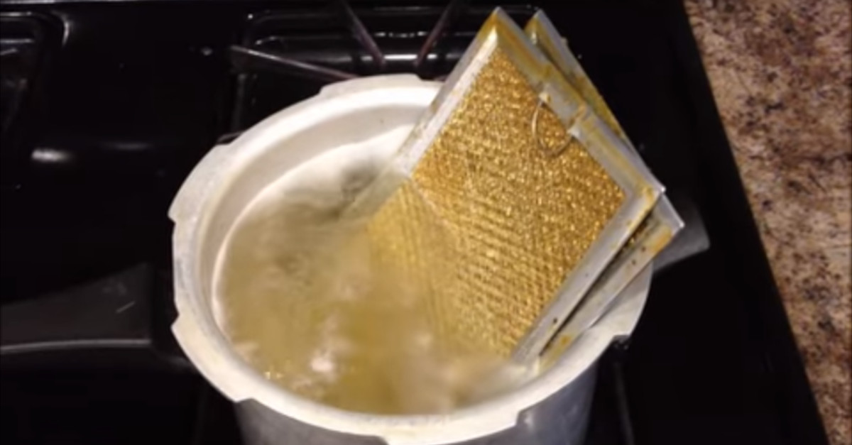 Il filtro della cappa della cucina è unto? Se non sai come pulirlo ti insegnamo un metodo naturale per farlo brillare! Il filtro della cappa della cucina è unto? Se non sai come pulirlo ti insegnamo un metodo naturale per farlo brillare!