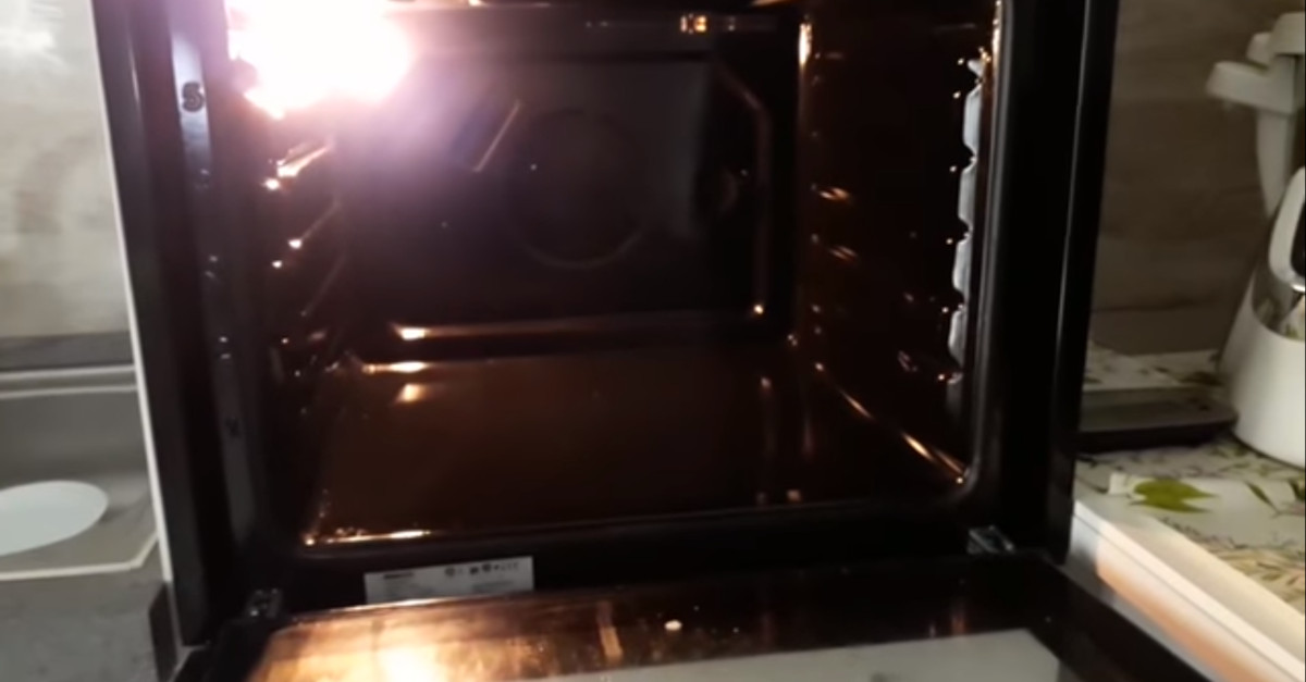 Con soli 3 ingredienti il vostro forno brillerà! Il metodo efficace ed economico Con soli 3 ingredienti il vostro forno brillerà! Il metodo efficace ed economico