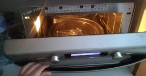Come pulire il forno a microonde se unto di grasso al suo interno