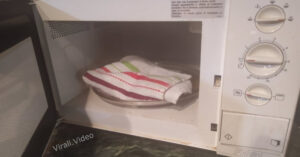 Asciugare i vestiti nel forno a microonde. Si può?