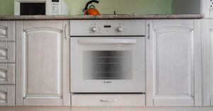 Il metodo casalingo per pulire il forno in cinque minuti