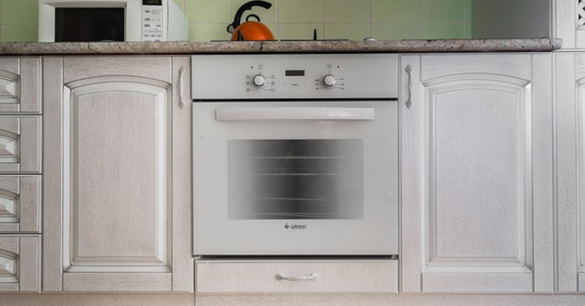 Il metodo casalingo per pulire il forno in cinque minuti Il metodo casalingo per pulire il forno in cinque minuti
