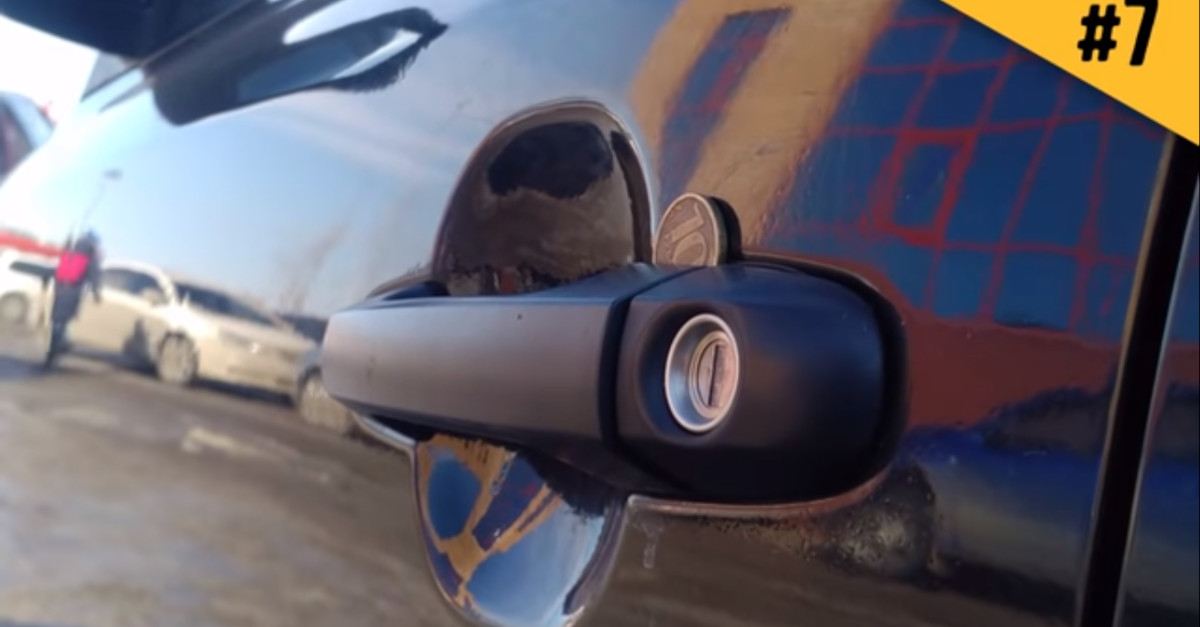 2 Cose a cui prestare attenzione se trovi una moneta nella portiera dell’auto 2 Cose a cui prestare attenzione se trovi una moneta nella portiera dell’auto