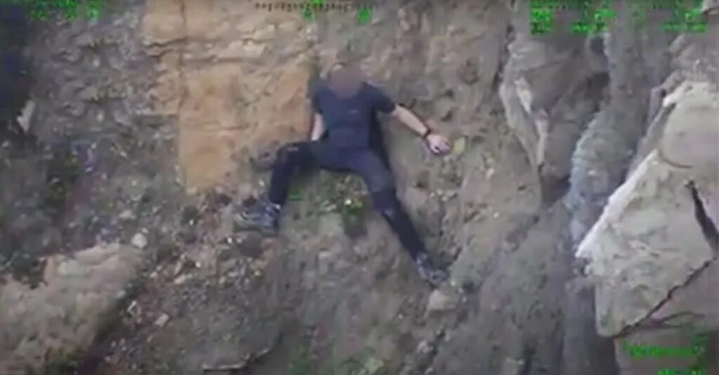 Rimane intrappolato nel mezzo di una scogliera e viene salvato in elicottero [VIDEO]