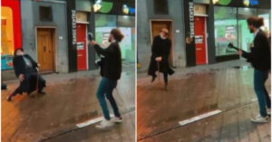 L’anziano inizia a ballare mentre il chitarrista suona per strada e conquistano pubblico [VIDEO]