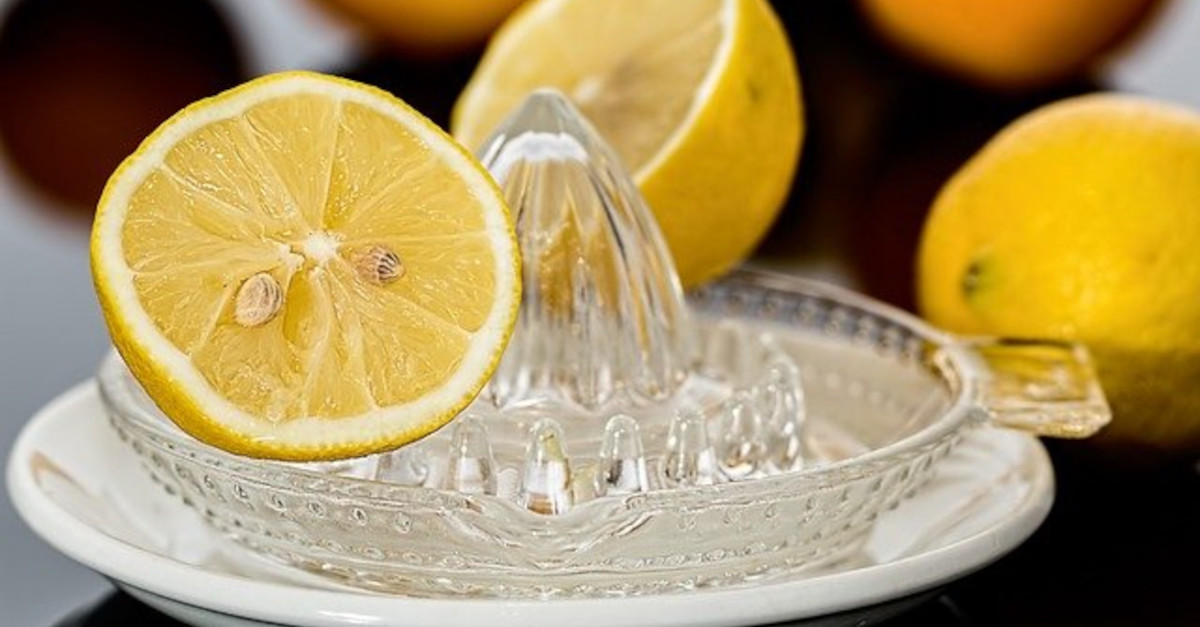 Il trucchetto segreto per ottenere più succo quando si spreme il limone Il trucchetto segreto per ottenere più succo quando si spreme il limone