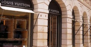 Tutti i segreti che si nascondono dietro la borsa “Twist” di Louis Vuitton.