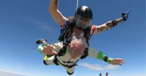 Un uomo di 103 anni si è paracadutato e ha stabilito un nuovo record [VIDEO]