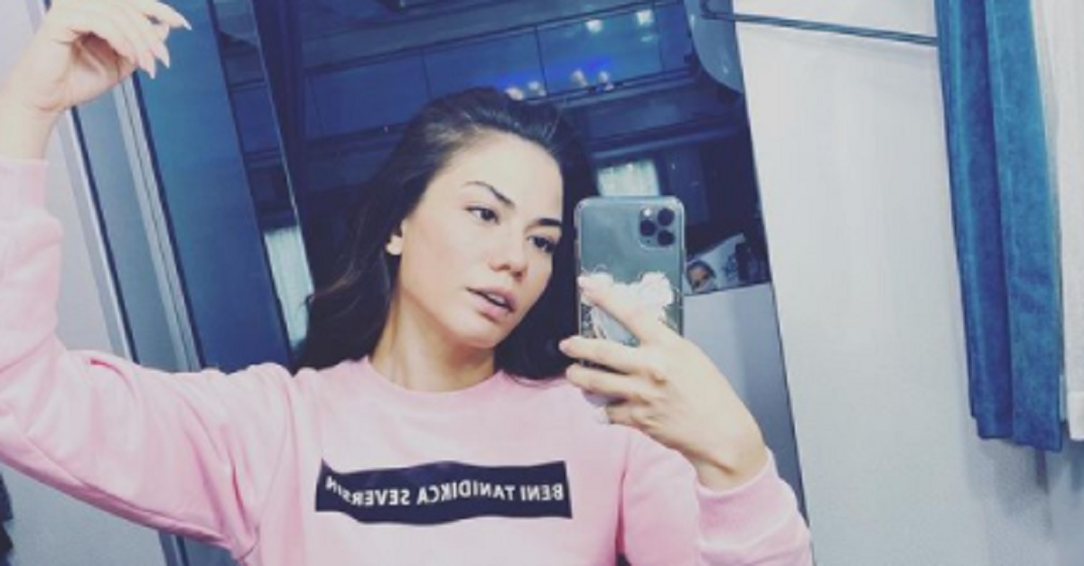 Demet Özdemir spopola sui social con il suo nuovo video di ballo. In pochissimo tempo a fatto il pieno di visualizzazioni. Che spettacolo! Demet Özdemir spopola sui social con il suo nuovo video di ballo. In pochissimo tempo a fatto il pieno di visualizzazioni. Che spettacolo!