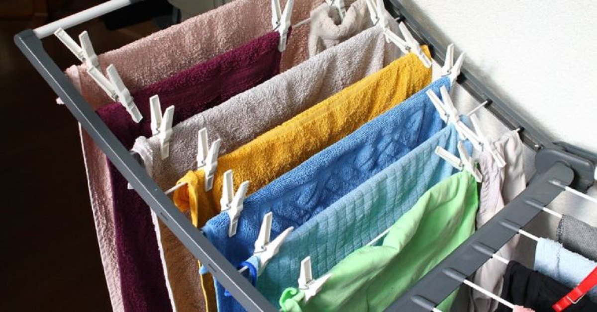 Come asciugare in inverno i vestiti in casa ed evitare l’umidità: cosa fare Come asciugare in inverno i vestiti in casa ed evitare l’umidità: cosa fare