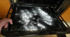 I  metodi casalinghi  per pulire le piastre del forno molto (molto) sporche.