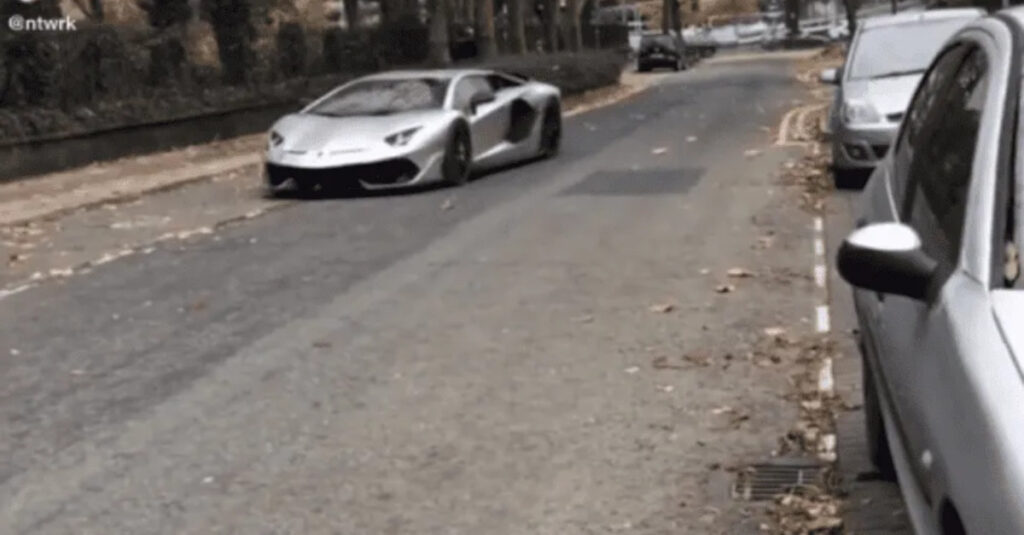 La spettacolare manovra di un uomo in Lamborghini per fuggire da tenaci poliziotti [VIDEO]